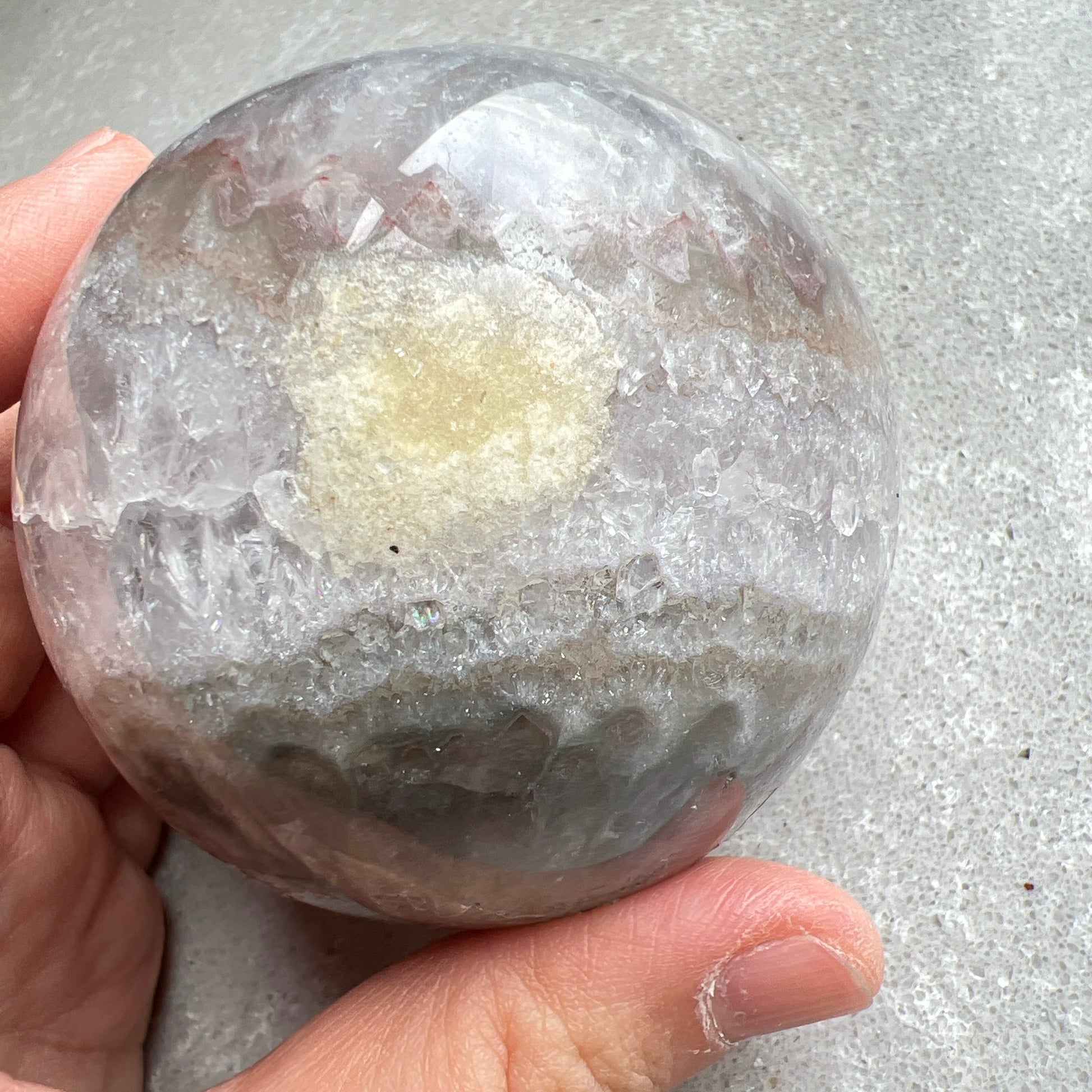 巴西紫晶開口笑球

這是一個全晶體，冇任何石皮，淡淡嘅丁香紫色，閃閃嘅晶牙，

水晶球背後還共生少量方解石。

開口笑水晶簇球是一種很多人喜愛的風水石，有招財聚財，招貴人之效用，如果想放置的位置唔容許擺設大型晶洞，這種開口笑一定會是最佳選擇😊

紫晶，一向代表著智慧，加強決策力，利人緣，對舒緩緊張情緒有幫助，促進問題解決。