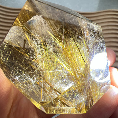 金髮晶隨形

-被譽為「財富之石💰」

-寓意吉祥如意，萬事太平

-招主財、偏財，深受商人歡迎

-幫助人找回自信，做事積極向上

-加強決策力，增加其勇氣和魄力

-有辟邪功效
