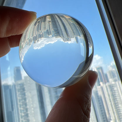 Clear Quartz Sphere 白水晶球

靜靜地看著，可以令煩悶的情緒暫時放下，享受寧靜的一刻😊

-「水晶之王」，是萬用療癒石

-能淨化四周負性能量

-釋放負能量，平衡內心的焦慮不安

-鎮定安神之效，開發智慧

-提升自我肯定，提升正能量

-幫助集中注意力，有助讀書求學

Diameter : 42.6mm