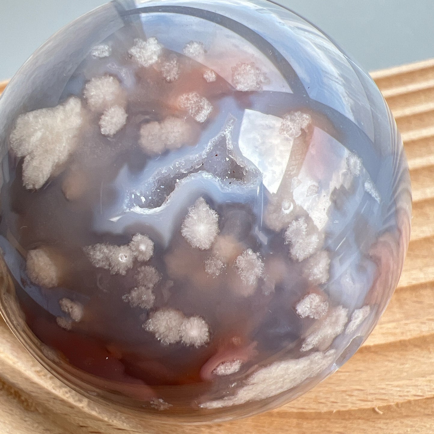 櫻花瑪瑙球  灰藍瑪瑙，nice banding agate , 又有可愛druzy 靚靚晶洞✨  瑪瑙-Agate品種繁多，整個瑪瑙家族十分龐大。其中一種瑪瑙充滿溫柔優雅之美，深受女仕們喜愛，就是櫻花瑪瑙 - Blossoms Agate🌸 櫻花瑪瑙被視為寶石中的「第三眼」，靈性十足，象徵友善與愛心，也代表希望。 櫻花瑪瑙晶體內含粉白色、猶如朵朵盛開之櫻花的共生礦，每枝形態獨一無二，為人帶來溫柔細膩的內涵，會令人要停下來慢慢欣賞佢嘅美。  -能令人精神放鬆，捉升睡眠質素 -瑪瑙具有平衡，穩定及保護的作用 -也是護身符及辟邪物，有保平安功效 -瑪瑙維持身心和諧，增強愛、忠誠及勇氣