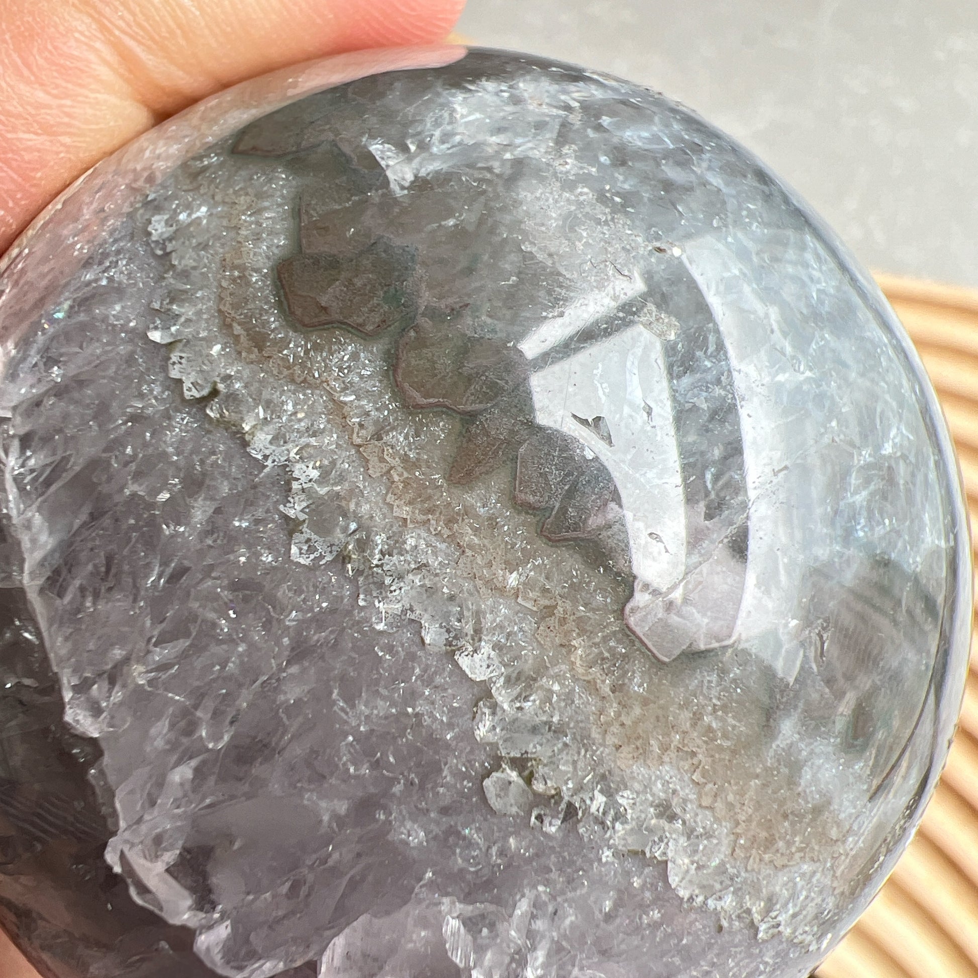 巴西紫晶開口笑球

這是一個全晶體，冇任何石皮，淡淡嘅丁香紫色，閃閃嘅晶牙，

水晶球背後還共生少量方解石。

開口笑水晶簇球是一種很多人喜愛的風水石，有招財聚財，招貴人之效用，如果想放置的位置唔容許擺設大型晶洞，這種開口笑一定會是最佳選擇😊

紫晶，一向代表著智慧，加強決策力，利人緣，對舒緩緊張情緒有幫助，促進問題解決。