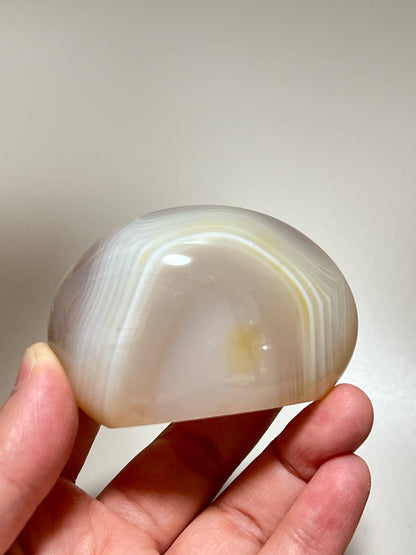 瑪瑙共生軟錳礦

這顆瑪瑙裡裡面共生了軟錳礦(又名樹枝,苔紋), 是因為二氧化錳滲入的關係造成樹枝狀的樣子, 會出現在水晶和瑪瑙裡面。

-能令人精神放鬆，減少失眠症狀

-瑪瑙具有平衡，穩定及保護的作用

-也是護身符及辟邪物，有保平安功效
