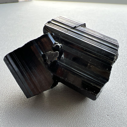 這次購入一批莫桑比克亮面精品黑碧璽原石, 有部份更是罕見的花形,每一顆都是非常精緻,紋路清晰,非常值得收藏。  黑碧璽  -可排除身上及空間的濁氣、病氣  -避邪化凶，避開不乾淨的邪物  -吸收負面能量，消除負能量