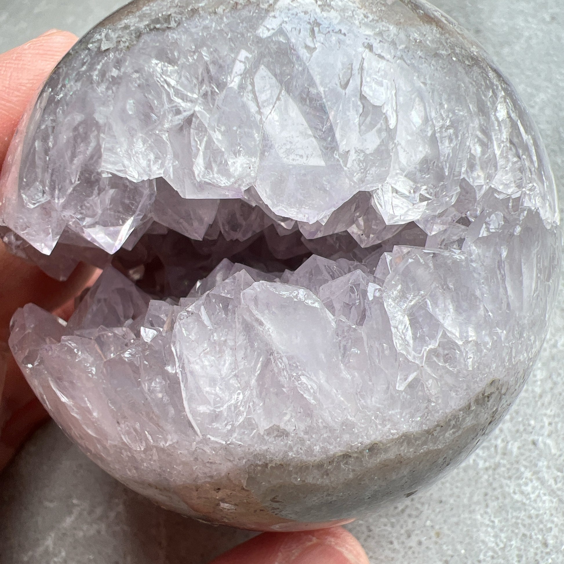 巴西紫晶開口笑球

這是一個全晶體，冇任何石皮，淡淡嘅丁香紫色，閃閃嘅晶牙，

水晶球背後還共生少量方解石。

開口笑水晶簇球是一種很多人喜愛的風水石，有招財聚財，招貴人之效用，如果想放置的位置唔容許擺設大型晶洞，這種開口笑一定會是最佳選擇😊

紫晶，一向代表著智慧，加強決策力，利人緣，對舒緩緊張情緒有幫助，促進問題解決。