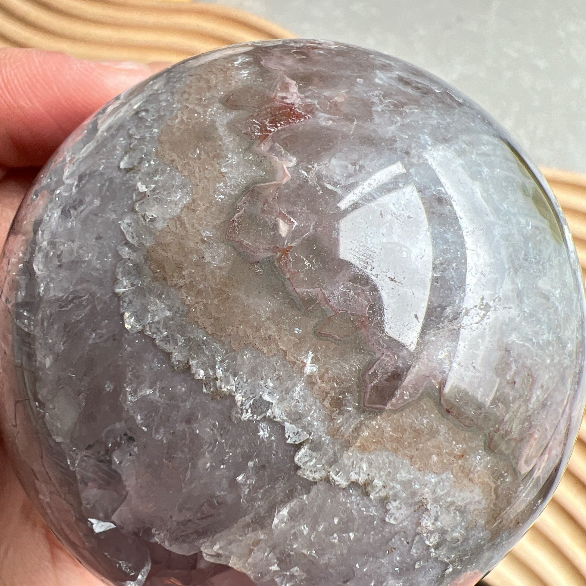 巴西紫晶開口笑球

這是一個全晶體，冇任何石皮，淡淡嘅丁香紫色，閃閃嘅晶牙，

水晶球背後還共生少量方解石。

開口笑水晶簇球是一種很多人喜愛的風水石，有招財聚財，招貴人之效用，如果想放置的位置唔容許擺設大型晶洞，這種開口笑一定會是最佳選擇😊

紫晶，一向代表著智慧，加強決策力，利人緣，對舒緩緊張情緒有幫助，促進問題解決。