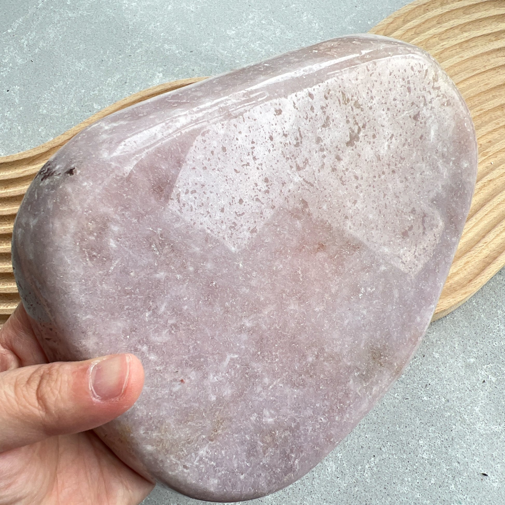 巴西直送粉紅紫晶碟 🤭鍾情粉色的不可錯過

整隻碟都是Bling Bling ✨✨一閃一閃✨🫶🏻

-療癒心靈，舒緩情緒
-學習愛與被愛
-引領你從低潮中走出來