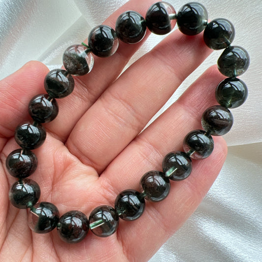 綠幽靈

-主正財，由事業，主意帶來的財富

-聚財，由辛勤努力而累積的財富

-招有助增旺事業的貴人

-平穩情緒

紅幽靈

-增加包容心與同理心

-增加理解力與包容能力

-招財的功效

-緩解疲憊，放鬆情緒