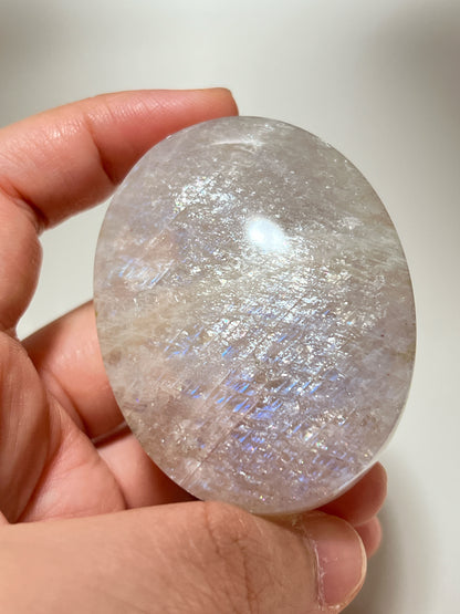 月亮石（Moonstone）又名月光石，亦是六月的幸運誕生石，象徵著健康、富貴與美好的守護：

&nbsp;情緒的穩定劑： 有助於安撫內心的起伏，緩解壓力和負面情緒。

&nbsp;柔化氣場： 適合性格較衝動、說話率直的人，幫助我們在表達時變得更柔和、更具包容力。

&nbsp;放鬆身心： 協助釋放身體與心靈的緊繃，重拾內心的平靜與和諧。

&nbsp;情感的潤滑劑： 溫柔的光芒能滋養親密關係，是守護愛情、化解情侶間小小紛爭的經典晶石。