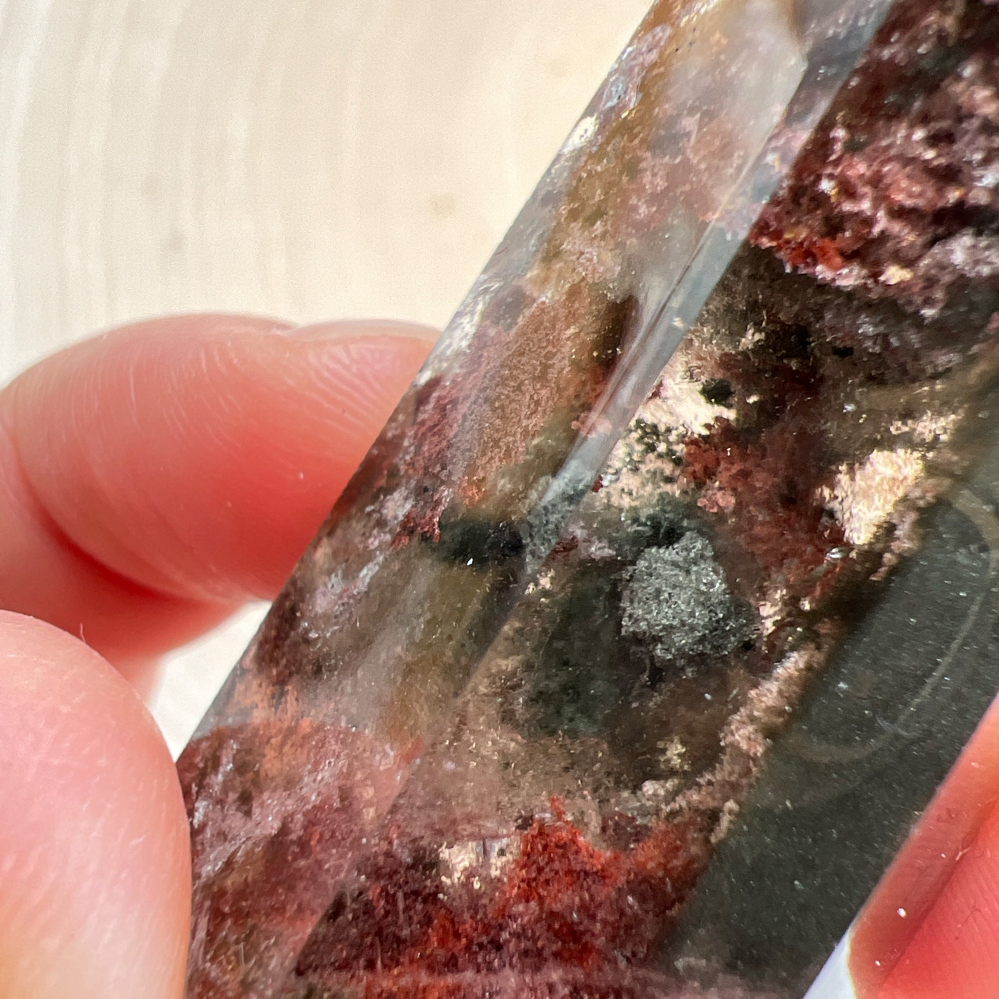 彩幽靈柱

幽靈是指內有多種顏色的火山泥或礦物質，主要有綠、紅、橙和白，包含了多種功效。

綠幽靈

-主正財，由事業，主意帶來的財富

-聚財，由辛勤努力而累積的財富

-招有助增旺事業的貴人

-平穩情緒

紅幽靈

-增加包容心與同理心

-增加理解力與包容能力

-招財的功效

-緩解疲憊，放鬆情緒

白幽靈

-淨化個人氣場

-提升記憶力