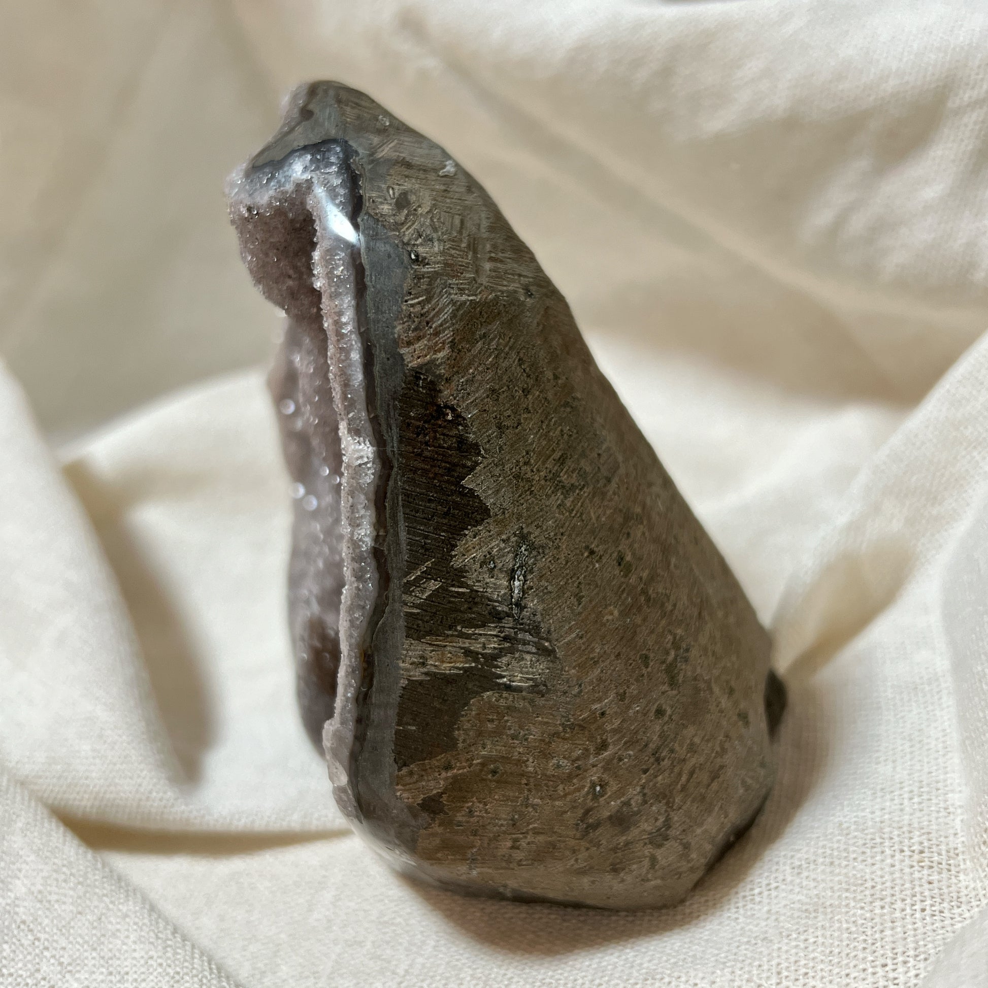 巴西軟糖淡灰紫異象紫晶鎮

因為他的一個特別記認，就立刻收下，紫晶鎮大多數都是差不多的外觀，所以有時候都真的是依賴感覺來收的

異象晶其實是紫水晶的變異，產量較紫水晶鎮稀少 ，異象晶鎮是吉祥如意的寶石，放置在辦公室、客廳、書房與臥室等，都可以用以淨化室內不淨的磁場及負能量。

異象晶鎮也可以幫手串消磁、淨化、充電。

紫水晶

-代表著智慧，幫助頭腦清晰

-增加機智，提高直覺力與潛意識

-有助思考，激發創意，加強記憶力

-有「社交之石」之稱，有助於常遇貴人

-紫色光招引人緣及貴人，具有中國風水學裡「因貴得財」之意。

-加強包容心、容忍性

-舒緩緊張情緒，鎮定安神