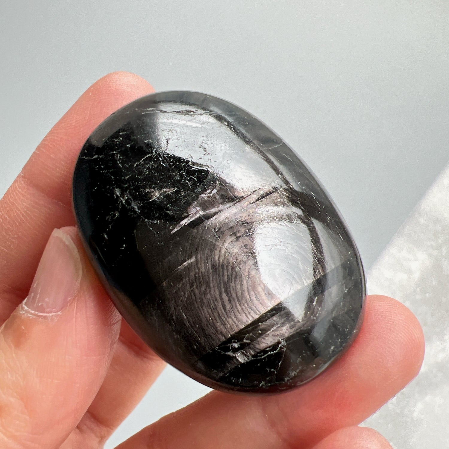 金運石/銀線石手把

金運石又名銀線石。它的英文名Hypersthene，是來自古希臘文，解作「超強力」的意思。它於古埃及時期已為皇室貴族所擁有的幸運之石，具辟邪擋災及招財之效。

&nbsp;亮黑的金運石在光線的照射下，閃耀著銀線紋理及金屬線眼的光輝

-辟邪化煞，保平安

-招財，招好運氣🍀

-消除負能量，改善情緒

-增強生命力，恢復精神和體力

-加強行動力，增強領袖魅力