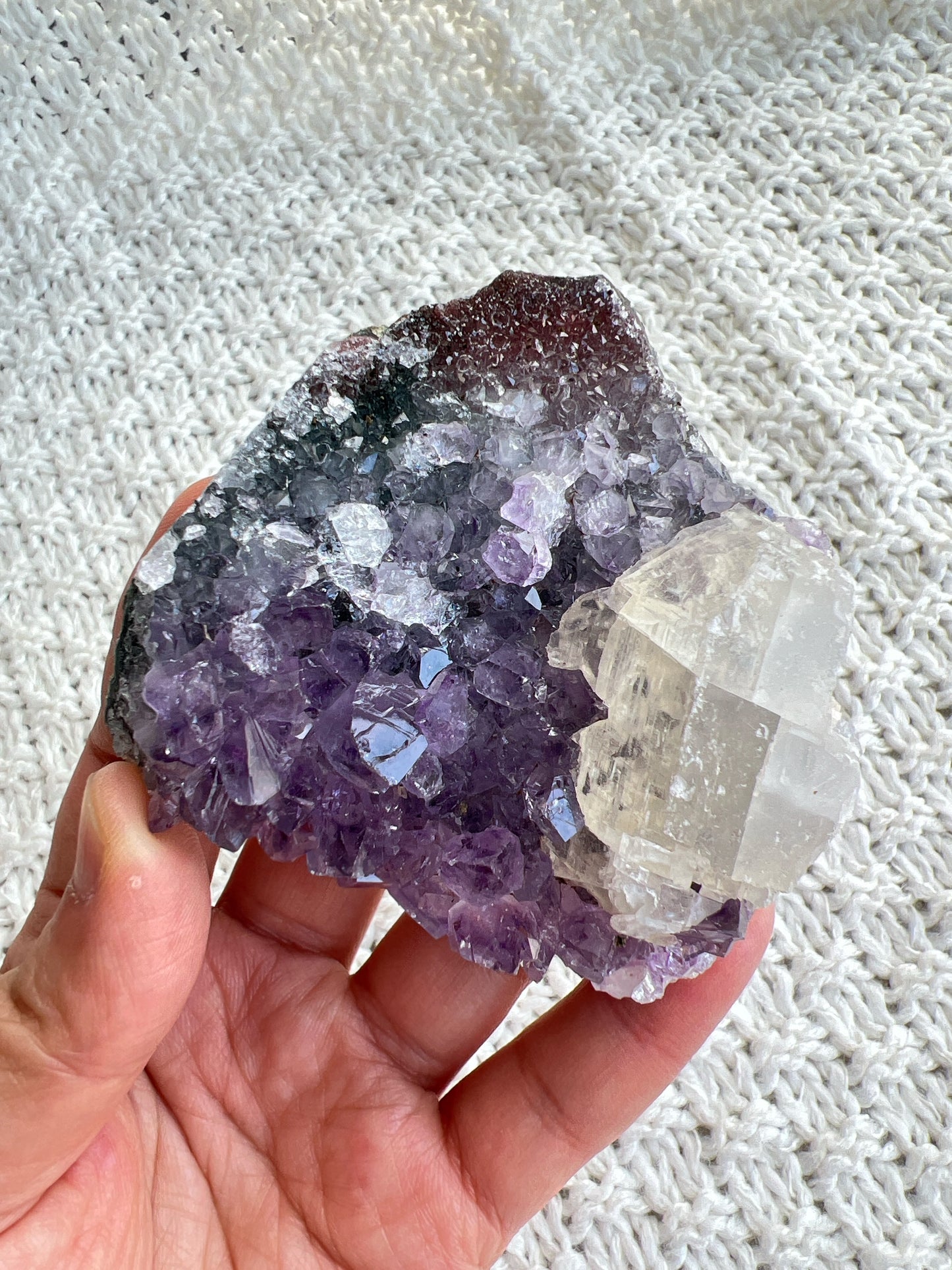 這個是有方解石共生同有少少異象紫晶的紫晶簇，小巧的外型，放屋企，工作枱最適合不過😊

紫晶簇

紫晶簇是吉祥如意的寶石，放置在辦公室、客廳、書房與臥室等，都可以用以淨化室內不淨的磁場及負能量。

可以幫手串消磁、淨化、充電。

紫水晶

-代表著智慧，幫助頭腦清晰

-增加機智，提高直覺力與潛意識

-有助思考，激發創意，加強記憶力

-有「社交之石」之稱，有助於常遇貴人

-紫色光招引人緣及貴人，具有中國風水學裡「因貴得財」之意。

-加強包容心、容忍性

-舒緩緊張情緒，鎮定安神