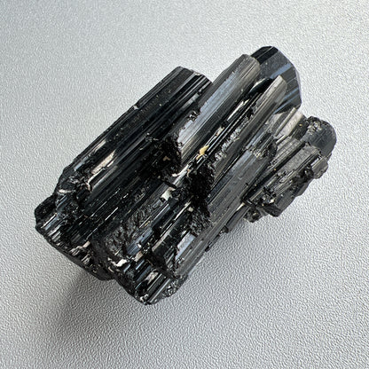 這次購入一批莫桑比克亮面精品黑碧璽原石, 有部份更是罕見的花形,每一顆都是非常精緻,紋路清晰,非常值得收藏。  黑碧璽  -可排除身上及空間的濁氣、病氣  -避邪化凶，避開不乾淨的邪物  -吸收負面能量，消除負能量