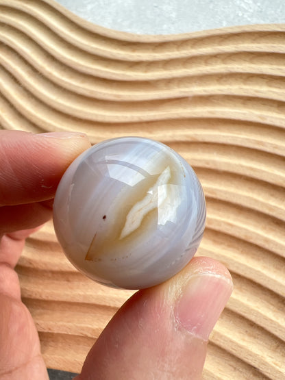 透潤瑪瑙小球

瑪瑙是玉髓礦石的一種，同為石英(Quartz)族的一員，有不同的顏色，多由半透明與不透明的條紋互相交替著，有著不同細膩的帶狀紋理和圖樣，全部都是獨一無二的圖案，非常特別，亦是我喜歡欣賞瑪瑙的其中一個原因。

瑪瑙亦是佛教七寶之一，自古以來是作辟邪，護身符之用，能量是沉厚，穩定而柔和的，對消除壓力，負面能量有幫助，從而能夠改善睡眠質素，增強記憶力。