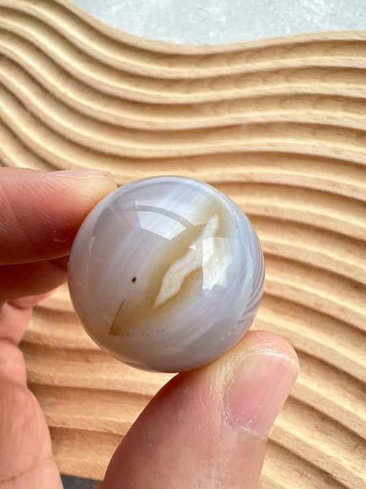 透潤瑪瑙小球

瑪瑙是玉髓礦石的一種，同為石英(Quartz)族的一員，有不同的顏色，多由半透明與不透明的條紋互相交替著，有著不同細膩的帶狀紋理和圖樣，全部都是獨一無二的圖案，非常特別，亦是我喜歡欣賞瑪瑙的其中一個原因。

瑪瑙亦是佛教七寶之一，自古以來是作辟邪，護身符之用，能量是沉厚，穩定而柔和的，對消除壓力，負面能量有幫助，從而能夠改善睡眠質素，增強記憶力。
