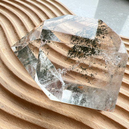 綠幽靈隨形

-主正財，由事業，主意帶來的財富

-聚財，由辛勤努力而累積的財富

-招有助增旺事業的貴人

-平穩情緒
