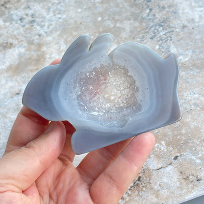 瑪瑙配靚靚晶牙 瑪瑙是玉髓礦石的一種，同為石英(Quartz)族的一員，有不同的顏色，多由半透明與不透明的條紋互相交替著，有著不同細膩的帶狀紋理和圖樣，全部都是獨一無二的圖案，非常特別，亦是我喜歡欣賞瑪瑙的其中一個原因。 瑪瑙亦是佛教七寶之一，自古以來是作辟邪，護身符之用，能量是沉厚，穩定而柔和的，對消除壓力，負面能量有幫助，從而能夠改善睡眠質素，增強記憶力。