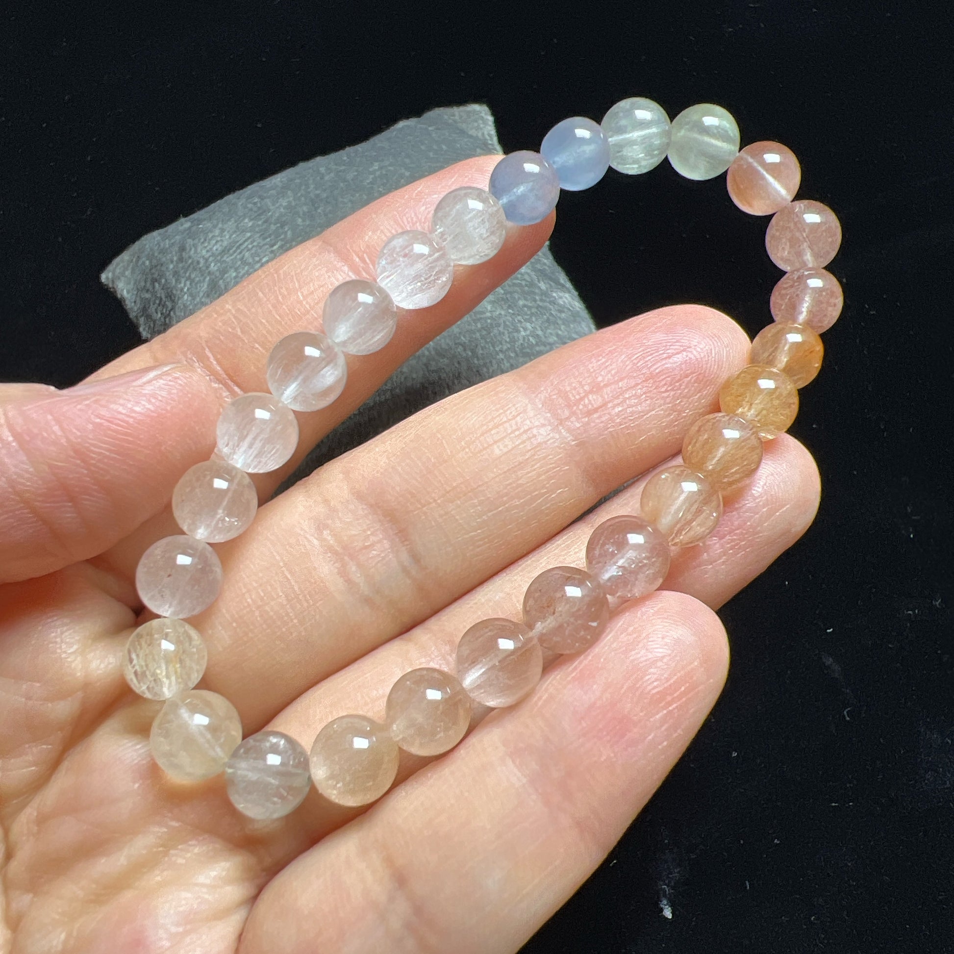 彩兔毛

兔毛水晶屬於髮晶中的一種。「兔毛」是一種商品形象名稱，是因在無色透明水晶中包含有無數的「兔毛」般髮狀礦物集合體，分佈彎曲叢生，就像兔子絨毛般細細絨絨柔柔纏繞，故稱「兔毛晶」。

-招財聚財💰

-平靜心靈，避濁氣和不潔物近身

-激發鬥志，提高自信心

-改善血液循環、調整女性荷爾蒙，舒緩女性周期不適

-消除消極情緒，化解事非