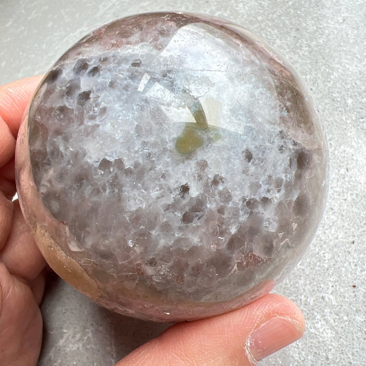 巴西紫晶開口笑球

這是一個全晶體，冇任何石皮，淡淡嘅丁香紫色，閃閃嘅晶牙，

水晶球背後還共生少量方解石。

開口笑水晶簇球是一種很多人喜愛的風水石，有招財聚財，招貴人之效用，如果想放置的位置唔容許擺設大型晶洞，這種開口笑一定會是最佳選擇😊

紫晶，一向代表著智慧，加強決策力，利人緣，對舒緩緊張情緒有幫助，促進問題解決。