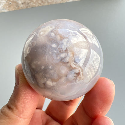 櫻花瑪瑙球

瑪瑙-Agate品種繁多，整個瑪瑙家族十分龐大。其中一種瑪瑙充滿溫柔優雅之美，深受女仕們喜愛，就是櫻花瑪瑙 - Blossoms Agate🌸

櫻花瑪瑙被視為寶石中的「第三眼」，靈性十足，象徵友善與愛心，也代表希望。

櫻花瑪瑙晶體內含粉白色、猶如朵朵盛開之櫻花的共生礦，每枝形態獨一無二，為人帶來溫柔細膩的內涵，會令人要停下來慢慢欣賞佢嘅美。

-能令人精神放鬆 ，提升睡眠質素

-瑪瑙具有平衡，穩定及保護的作用

-也是護身符及辟邪物，有保平安功效

-瑪瑙維持身心和諧，增強愛、忠誠及勇氣