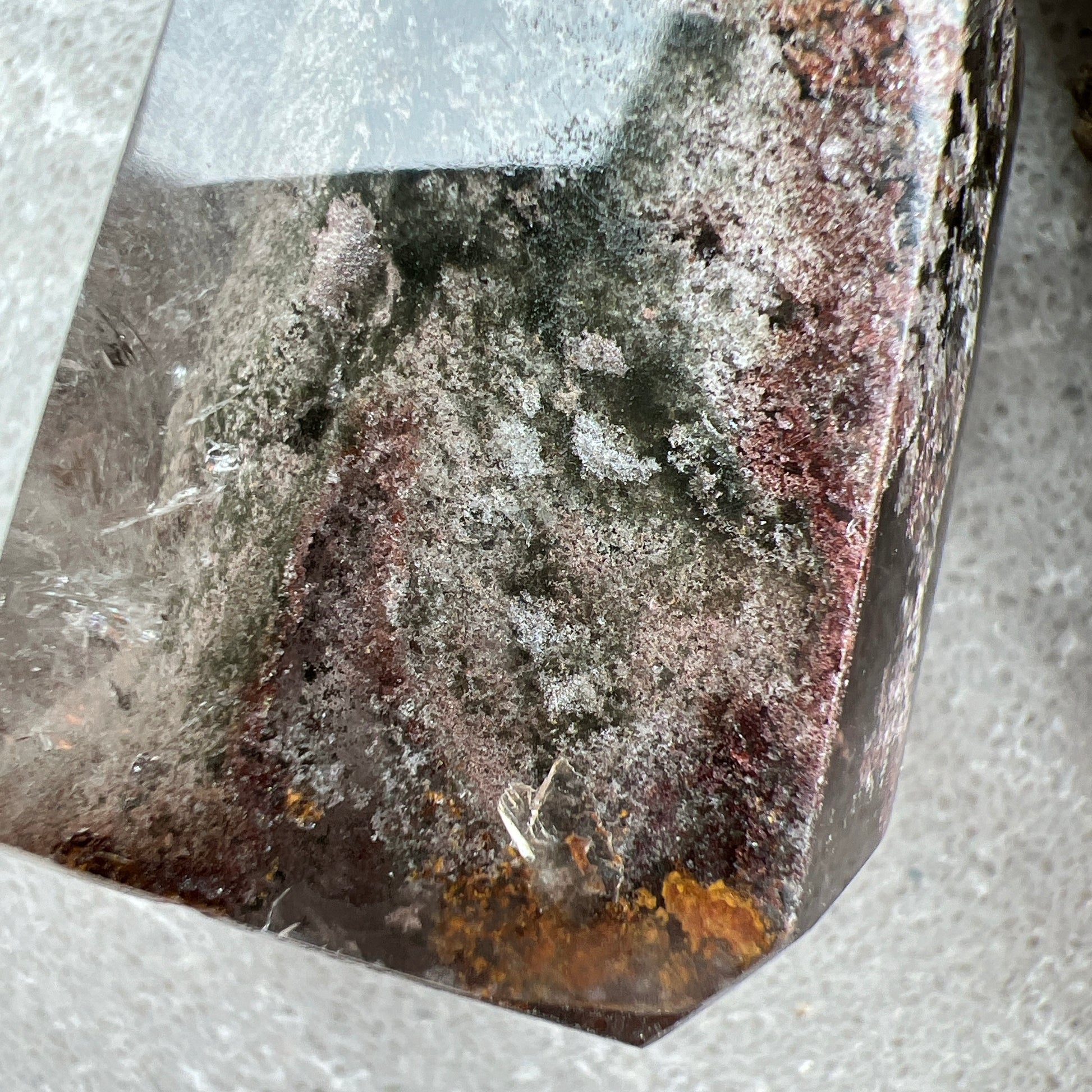 彩幽靈柱

幽靈是指內有多種顏色的火山泥或礦物質，主要有綠、紅、橙和白，包含了多種功效。

綠幽靈

-主正財，由事業，主意帶來的財富

-聚財，由辛勤努力而累積的財富

-招有助增旺事業的貴人

-平穩情緒

紅幽靈

-增加包容心與同理心

-增加理解力與包容能力

-招財的功效

-緩解疲憊，放鬆情緒

白幽靈

-淨化個人氣場

-提升記憶力