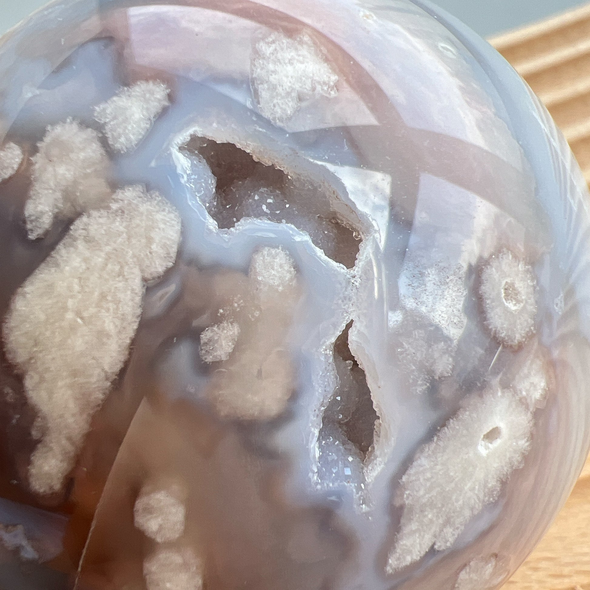 櫻花瑪瑙球  灰藍瑪瑙，nice banding agate , 又有可愛druzy 靚靚晶洞✨  瑪瑙-Agate品種繁多，整個瑪瑙家族十分龐大。其中一種瑪瑙充滿溫柔優雅之美，深受女仕們喜愛，就是櫻花瑪瑙 - Blossoms Agate🌸 櫻花瑪瑙被視為寶石中的「第三眼」，靈性十足，象徵友善與愛心，也代表希望。 櫻花瑪瑙晶體內含粉白色、猶如朵朵盛開之櫻花的共生礦，每枝形態獨一無二，為人帶來溫柔細膩的內涵，會令人要停下來慢慢欣賞佢嘅美。  -能令人精神放鬆，捉升睡眠質素 -瑪瑙具有平衡，穩定及保護的作用 -也是護身符及辟邪物，有保平安功效 -瑪瑙維持身心和諧，增強愛、忠誠及勇氣