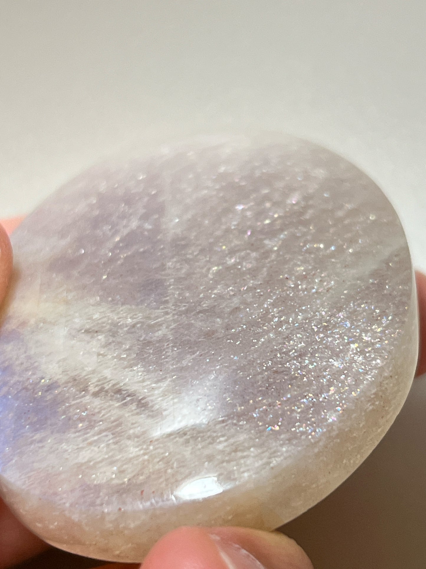 ｜月亮石的靈性守護

月亮石（Moonstone）又名月光石，亦是六月的幸運誕生石，象徵著健康、富貴與美好的守護：

情緒的穩定劑： 有助於安撫內心的起伏，緩解壓力和負面情緒。

柔化氣場： 適合性格較衝動、說話率直的人，幫助我們在表達時變得更柔和、更具包容力。

放鬆身心： 協助釋放身體與心靈的緊繃，重拾內心的平靜與和諧。

情感的潤滑劑： 溫柔的光芒能滋養親密關係，是守護愛情、化解情侶間小小紛爭的經典晶石。