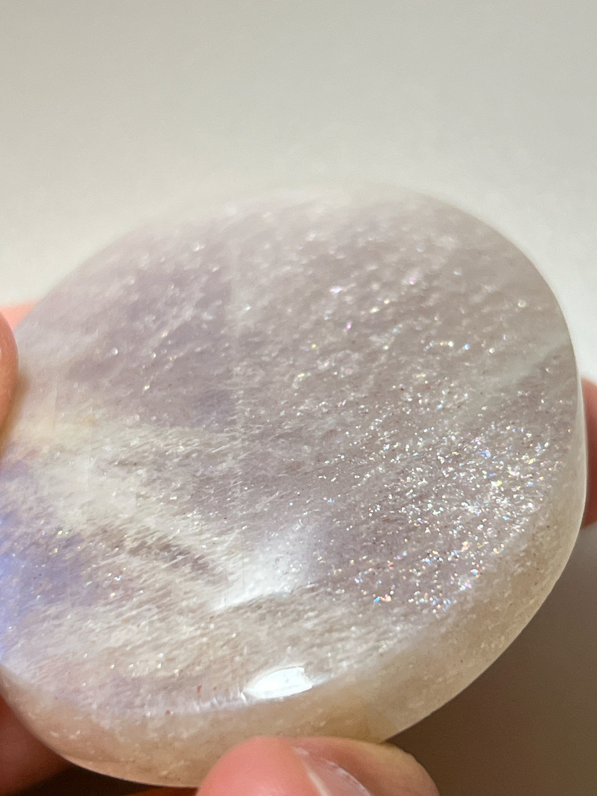 ｜月亮石的靈性守護

月亮石（Moonstone）又名月光石，亦是六月的幸運誕生石，象徵著健康、富貴與美好的守護：

情緒的穩定劑： 有助於安撫內心的起伏，緩解壓力和負面情緒。

柔化氣場： 適合性格較衝動、說話率直的人，幫助我們在表達時變得更柔和、更具包容力。

放鬆身心： 協助釋放身體與心靈的緊繃，重拾內心的平靜與和諧。

情感的潤滑劑： 溫柔的光芒能滋養親密關係，是守護愛情、化解情侶間小小紛爭的經典晶石。