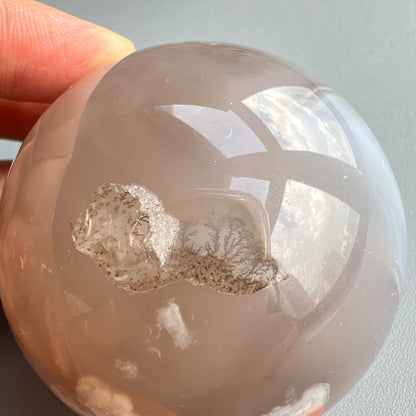 櫻花瑪瑙球

瑪瑙-Agate品種繁多，整個瑪瑙家族十分龐大。其中一種瑪瑙充滿溫柔優雅之美，深受女仕們喜愛，就是櫻花瑪瑙 - Blossoms Agate🌸

櫻花瑪瑙被視為寶石中的「第三眼」，靈性十足，象徵友善與愛心，也代表希望。

櫻花瑪瑙晶體內含粉白色、猶如朵朵盛開之櫻花的共生礦，每枝形態獨一無二，為人帶來溫柔細膩的內涵，會令人要停下來慢慢欣賞佢嘅美。

-能令人精神放鬆 ，提升睡眠質素

-瑪瑙具有平衡，穩定及保護的作用

-也是護身符及辟邪物，有保平安功效

-瑪瑙維持身心和諧，增強愛、忠誠及勇氣