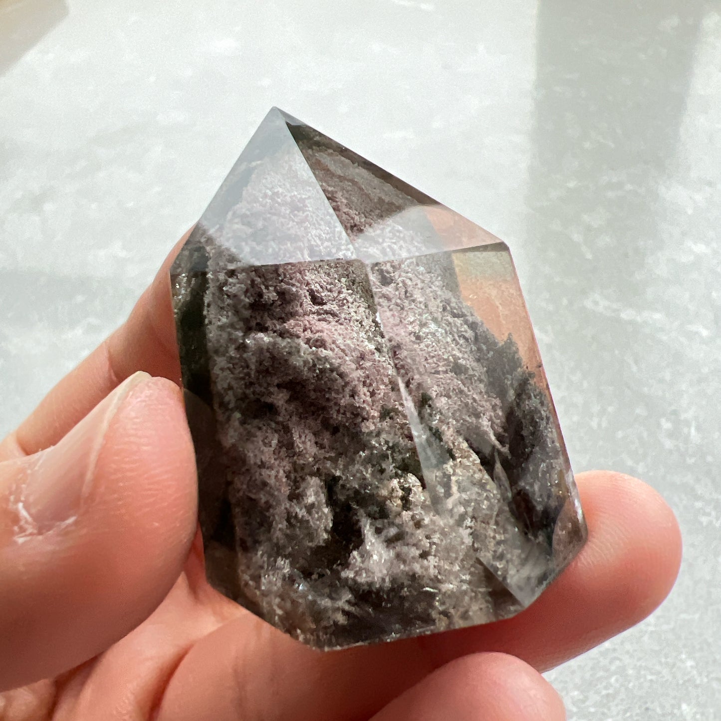 彩幽靈柱

幽靈是指內有多種顏色的火山泥或礦物質，主要有綠、紅、橙和白，包含了多種功效。

綠幽靈

-主正財，由事業，主意帶來的財富

-聚財，由辛勤努力而累積的財富

-招有助增旺事業的貴人

-平穩情緒

紅幽靈

-增加包容心與同理心

-增加理解力與包容能力

-招財的功效

-緩解疲憊，放鬆情緒

白幽靈

-淨化個人氣場

-提升記憶力