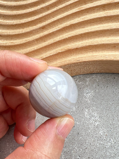 透潤瑪瑙小球

瑪瑙是玉髓礦石的一種，同為石英(Quartz)族的一員，有不同的顏色，多由半透明與不透明的條紋互相交替著，有著不同細膩的帶狀紋理和圖樣，全部都是獨一無二的圖案，非常特別，亦是我喜歡欣賞瑪瑙的其中一個原因。

瑪瑙亦是佛教七寶之一，自古以來是作辟邪，護身符之用，能量是沉厚，穩定而柔和的，對消除壓力，負面能量有幫助，從而能夠改善睡眠質素，增強記憶力。