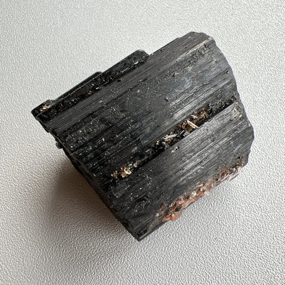 這次購入一批莫桑比克亮面精品黑碧璽原石, 有部份更是罕見的花形,每一顆都是非常精緻,紋路清晰,非常值得收藏。  黑碧璽  -可排除身上及空間的濁氣、病氣  -避邪化凶，避開不乾淨的邪物  -吸收負面能量，消除負能量