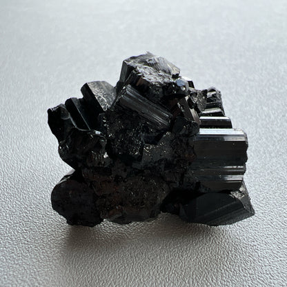 這次購入一批莫桑比克亮面精品黑碧璽原石, 有部份更是罕見的花形,每一顆都是非常精緻,紋路清晰,非常值得收藏。  黑碧璽  -可排除身上及空間的濁氣、病氣  -避邪化凶，避開不乾淨的邪物  -吸收負面能量，消除負能量