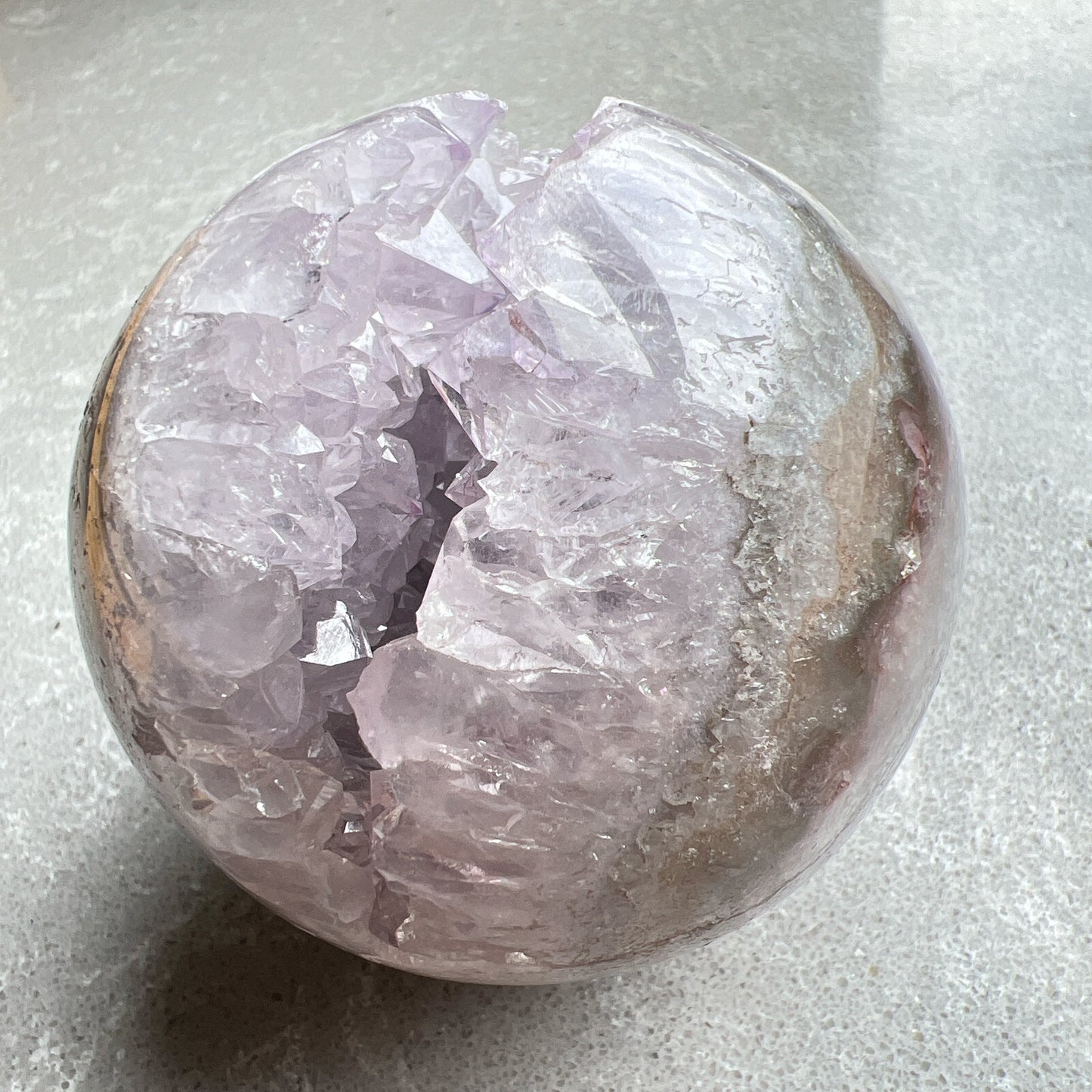 巴西紫晶開口笑球

這是一個全晶體，冇任何石皮，淡淡嘅丁香紫色，閃閃嘅晶牙，

水晶球背後還共生少量方解石。

開口笑水晶簇球是一種很多人喜愛的風水石，有招財聚財，招貴人之效用，如果想放置的位置唔容許擺設大型晶洞，這種開口笑一定會是最佳選擇😊

紫晶，一向代表著智慧，加強決策力，利人緣，對舒緩緊張情緒有幫助，促進問題解決。