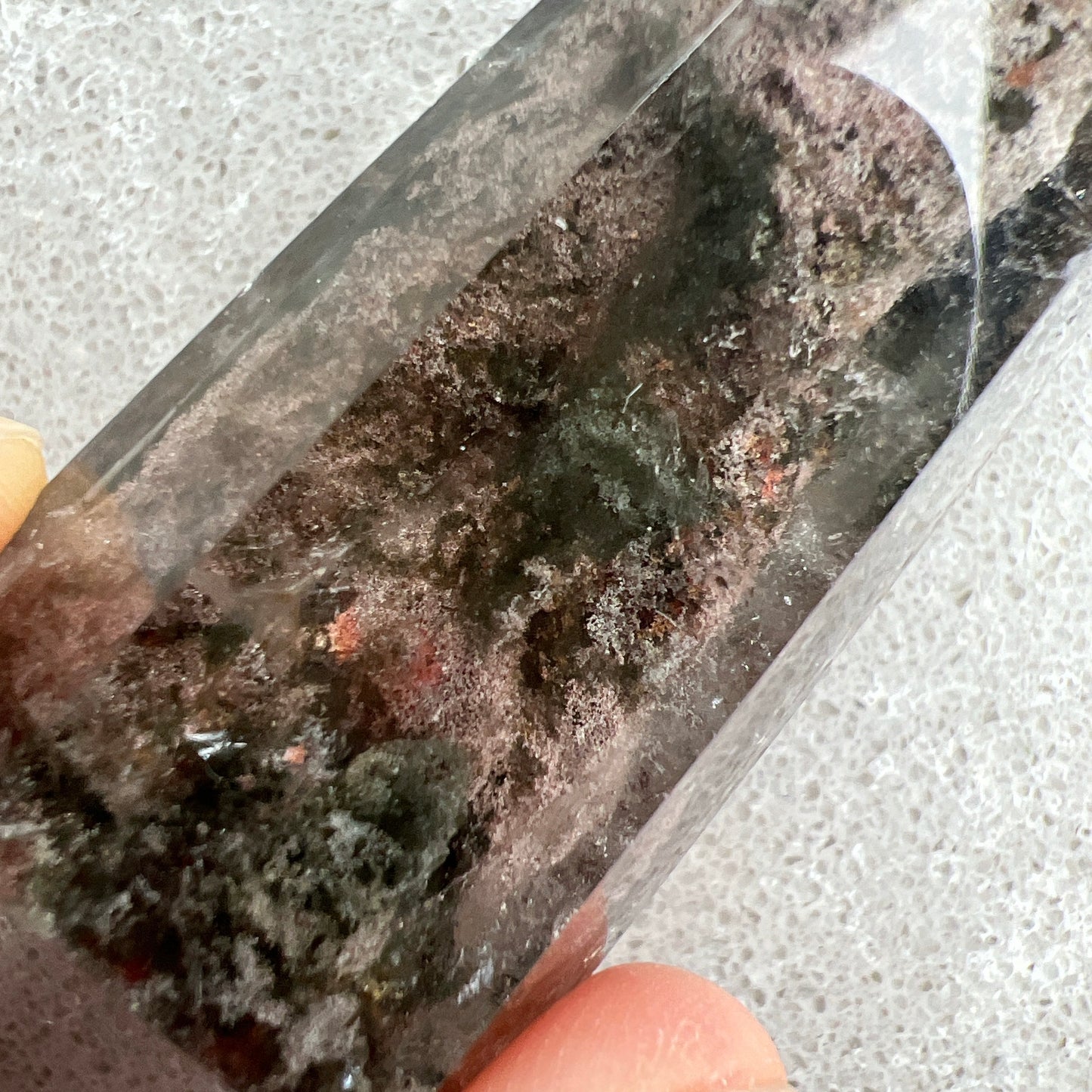 彩幽靈柱

幽靈是指內有多種顏色的火山泥或礦物質，主要有綠、紅、橙和白，包含了多種功效。

綠幽靈

-主正財，由事業，主意帶來的財富

-聚財，由辛勤努力而累積的財富

-招有助增旺事業的貴人

-平穩情緒

紅幽靈

-增加包容心與同理心

-增加理解力與包容能力

-招財的功效

-緩解疲憊，放鬆情緒

白幽靈

-淨化個人氣場

-提升記憶力