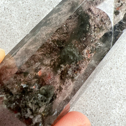 彩幽靈柱

幽靈是指內有多種顏色的火山泥或礦物質，主要有綠、紅、橙和白，包含了多種功效。

綠幽靈

-主正財，由事業，主意帶來的財富

-聚財，由辛勤努力而累積的財富

-招有助增旺事業的貴人

-平穩情緒

紅幽靈

-增加包容心與同理心

-增加理解力與包容能力

-招財的功效

-緩解疲憊，放鬆情緒

白幽靈

-淨化個人氣場

-提升記憶力