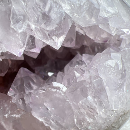 Brazil Amethyst Sphere 巴西紫晶開口笑球

這是一個全晶體，冇任何石皮，淡淡嘅丁香紫色，閃閃嘅晶牙，

水晶球背後還共生少量方解石。

開口笑水晶簇球是一種很多人喜愛的風水石，有招財聚財，招貴人之效用，如果想放置的位置唔容許擺設大型晶洞，這種開口笑一定會是最佳選擇😊

紫晶，一向代表著智慧，加強決策力，利人緣，對舒緩緊張情緒有幫助，促進問題解決。