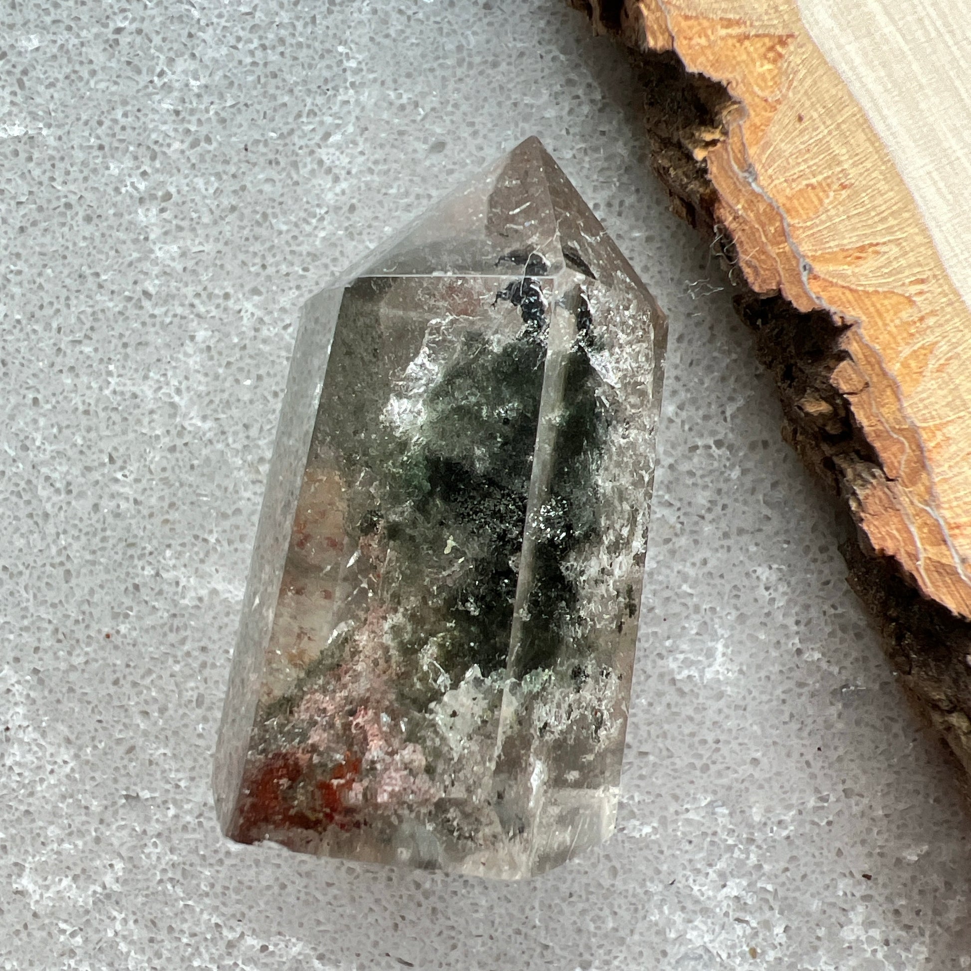 彩幽靈柱

幽靈是指內有多種顏色的火山泥或礦物質，主要有綠、紅、橙和白，包含了多種功效。

綠幽靈

-主正財，由事業，主意帶來的財富

-聚財，由辛勤努力而累積的財富

-招有助增旺事業的貴人

-平穩情緒

紅幽靈

-增加包容心與同理心

-增加理解力與包容能力

-招財的功效

-緩解疲憊，放鬆情緒

白幽靈

-淨化個人氣場

-提升記憶力