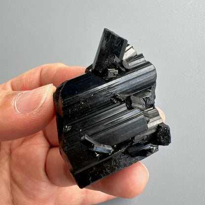 這次購入一批莫桑比克亮面精品黑碧璽原石, 有部份更是罕見的花形,每一顆都是非常精緻,紋路清晰,非常值得收藏。  黑碧璽  -可排除身上及空間的濁氣、病氣  -避邪化凶，避開不乾淨的邪物  -吸收負面能量，消除負能量