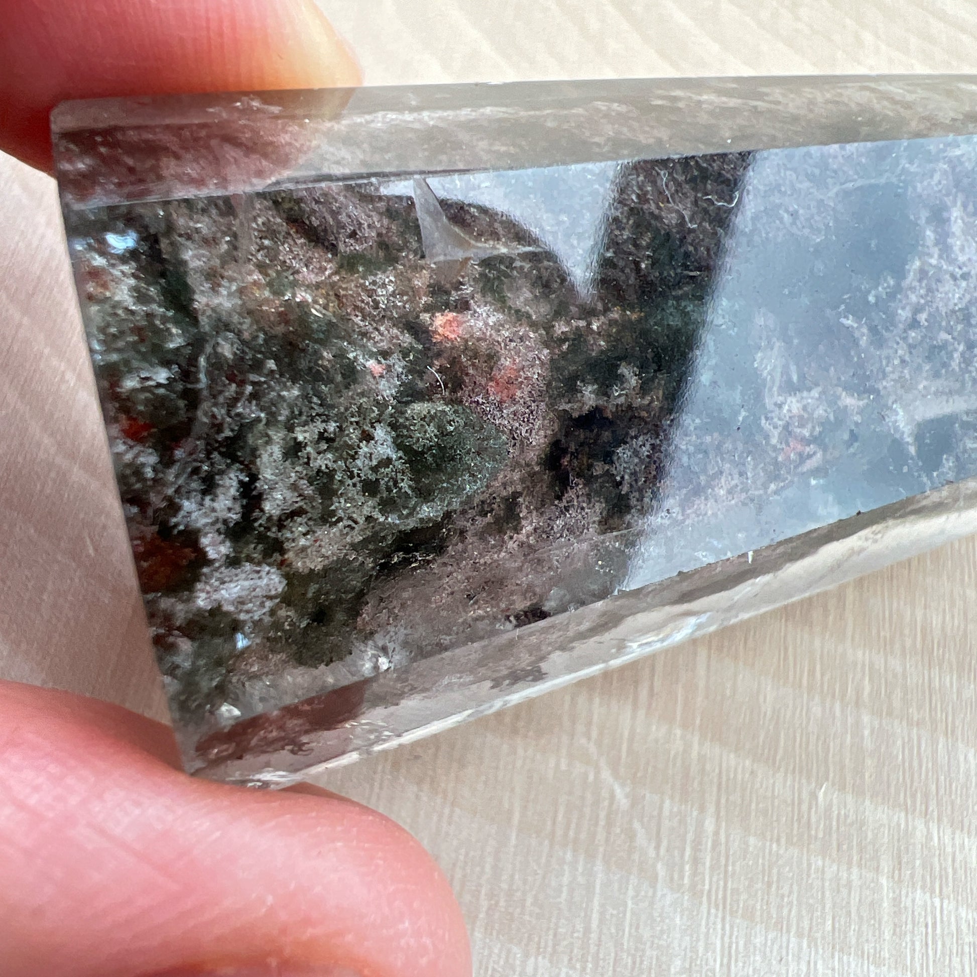彩幽靈柱

幽靈是指內有多種顏色的火山泥或礦物質，主要有綠、紅、橙和白，包含了多種功效。

綠幽靈

-主正財，由事業，主意帶來的財富

-聚財，由辛勤努力而累積的財富

-招有助增旺事業的貴人

-平穩情緒

紅幽靈

-增加包容心與同理心

-增加理解力與包容能力

-招財的功效

-緩解疲憊，放鬆情緒

白幽靈

-淨化個人氣場

-提升記憶力