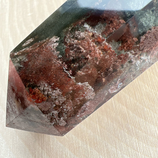 彩幽靈柱

幽靈是指內有多種顏色的火山泥或礦物質，主要有綠、紅、橙和白，包含了多種功效。

綠幽靈

-主正財，由事業，主意帶來的財富

-聚財，由辛勤努力而累積的財富

-招有助增旺事業的貴人

-平穩情緒

紅幽靈

-增加包容心與同理心

-增加理解力與包容能力

-招財的功效

-緩解疲憊，放鬆情緒

白幽靈

-淨化個人氣場

-提升記憶力