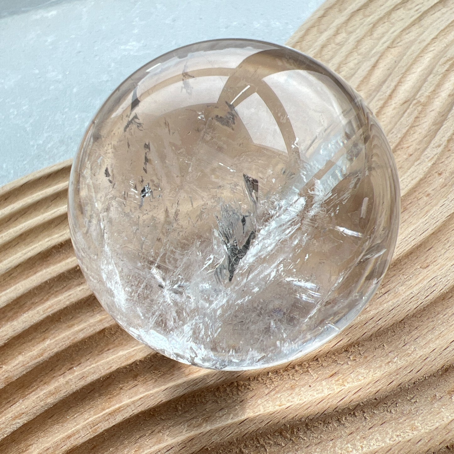 白水晶球

靜靜地看著，可以令煩悶的情緒暫時放下，享受寧靜的一刻😊

-「水晶之王」，是萬用療癒石

-能淨化四周負性能量

-釋放負能量，平衡內心的焦慮不安

-鎮定安神之效，開發智慧

-提升自我肯定，提升正能量

-幫助集中注意力，有助讀書求學