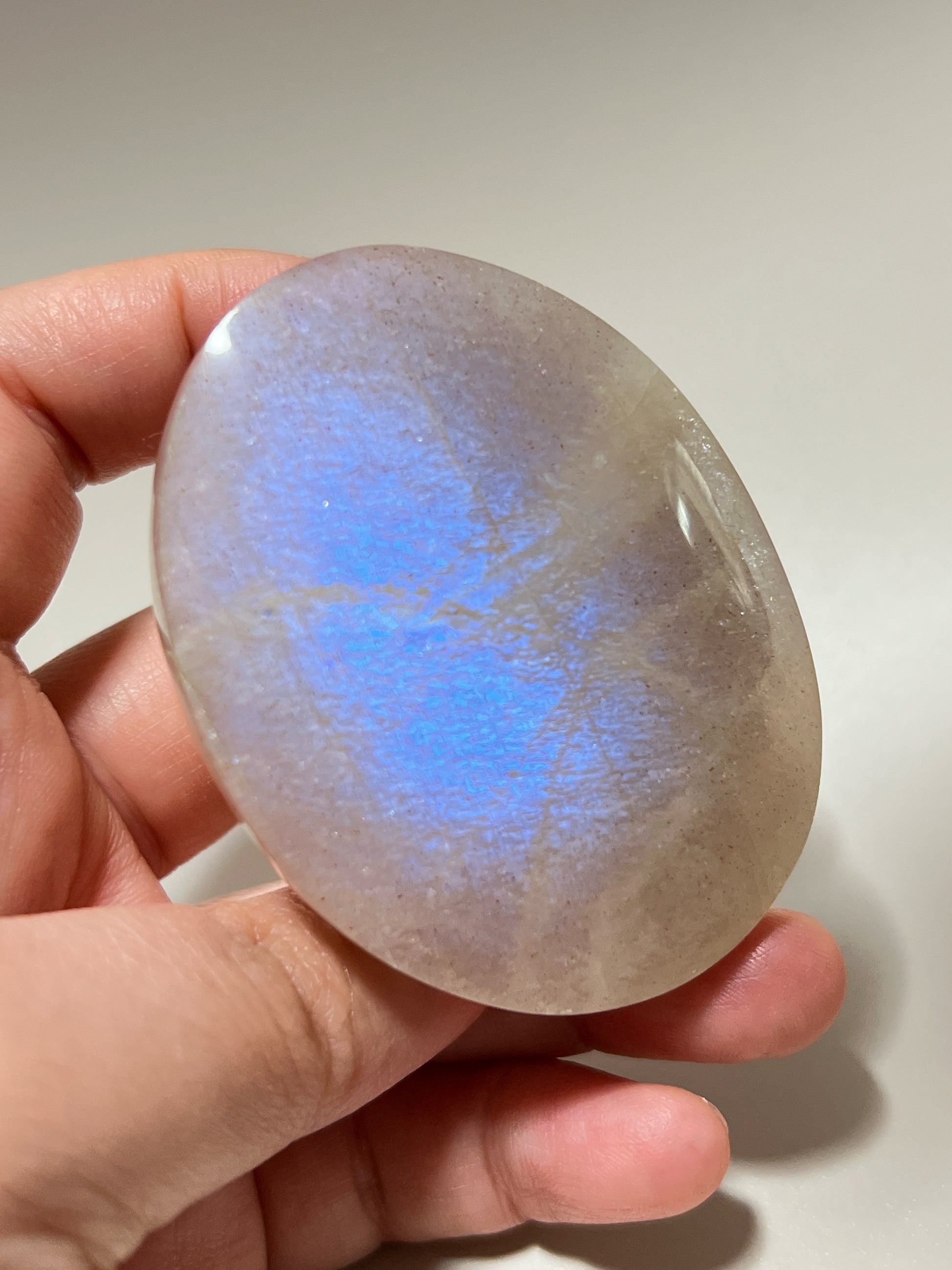 ｜月亮石的靈性守護

月亮石（Moonstone）又名月光石，亦是六月的幸運誕生石，象徵著健康、富貴與美好的守護：

情緒的穩定劑： 有助於安撫內心的起伏，緩解壓力和負面情緒。

柔化氣場： 適合性格較衝動、說話率直的人，幫助我們在表達時變得更柔和、更具包容力。

放鬆身心： 協助釋放身體與心靈的緊繃，重拾內心的平靜與和諧。

情感的潤滑劑： 溫柔的光芒能滋養親密關係，是守護愛情、化解情侶間小小紛爭的經典晶石。