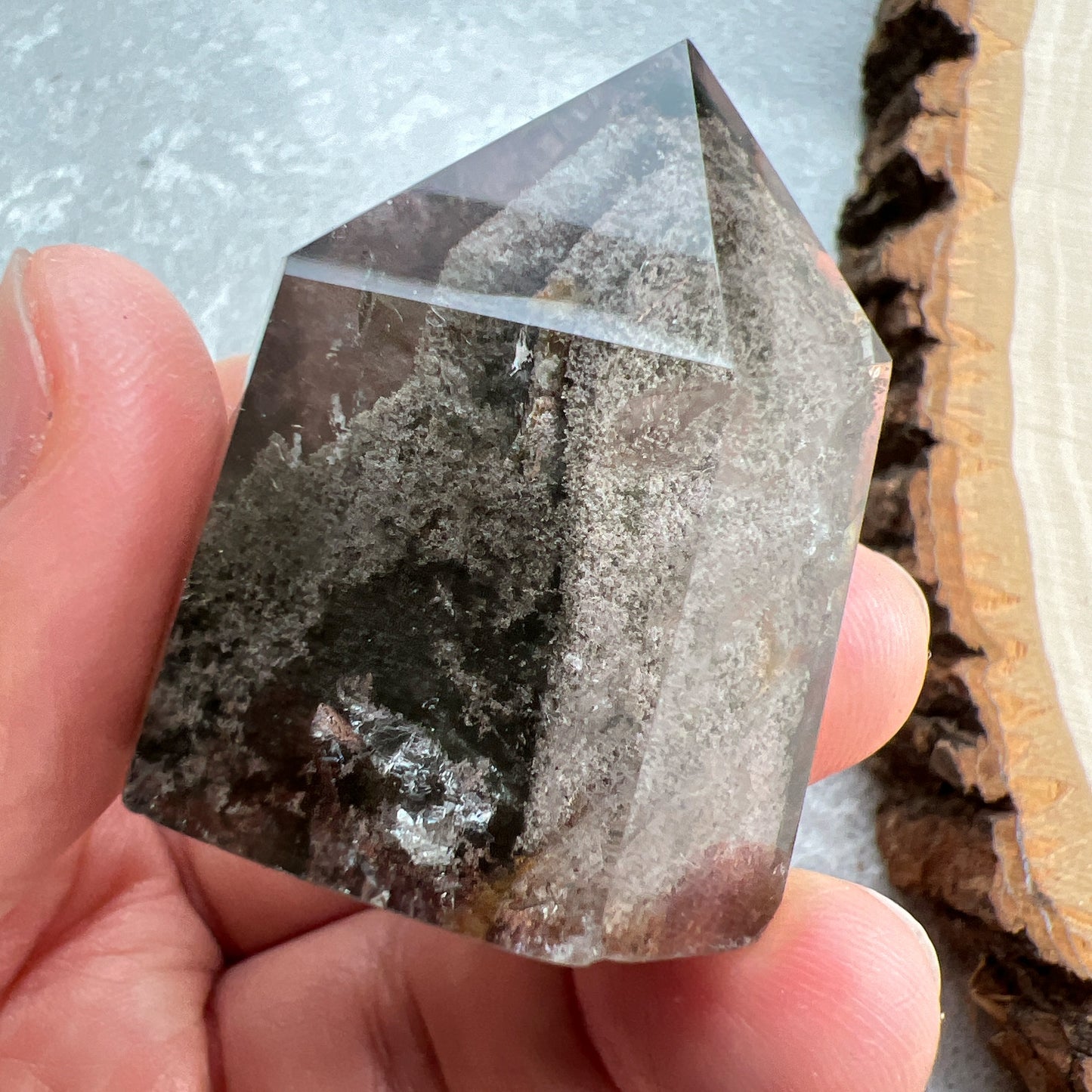 彩幽靈柱

幽靈是指內有多種顏色的火山泥或礦物質，主要有綠、紅、橙和白，包含了多種功效。

綠幽靈

-主正財，由事業，主意帶來的財富

-聚財，由辛勤努力而累積的財富

-招有助增旺事業的貴人

-平穩情緒

紅幽靈

-增加包容心與同理心

-增加理解力與包容能力

-招財的功效

-緩解疲憊，放鬆情緒

白幽靈

-淨化個人氣場

-提升記憶力