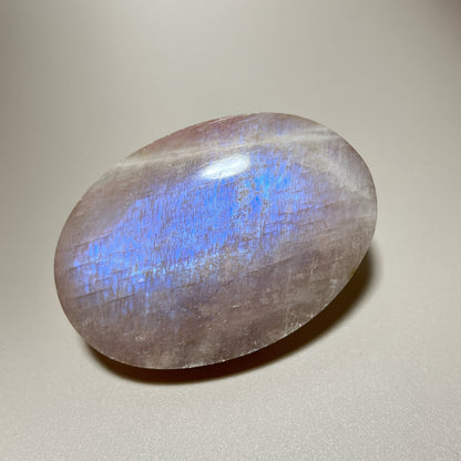 月亮石（Moonstone）又名月光石，亦是六月的幸運誕生石，象徵著健康、富貴與美好的守護：

情緒的穩定劑： 有助於安撫內心的起伏，緩解壓力和負面情緒。

柔化氣場： 適合性格較衝動、說話率直的人，幫助我們在表達時變得更柔和、更具包容力。

放鬆身心： 協助釋放身體與心靈的緊繃，重拾內心的平靜與和諧。

情感的潤滑劑： 溫柔的光芒能滋養親密關係，是守護愛情、化解情侶間小小紛爭的經典晶石。