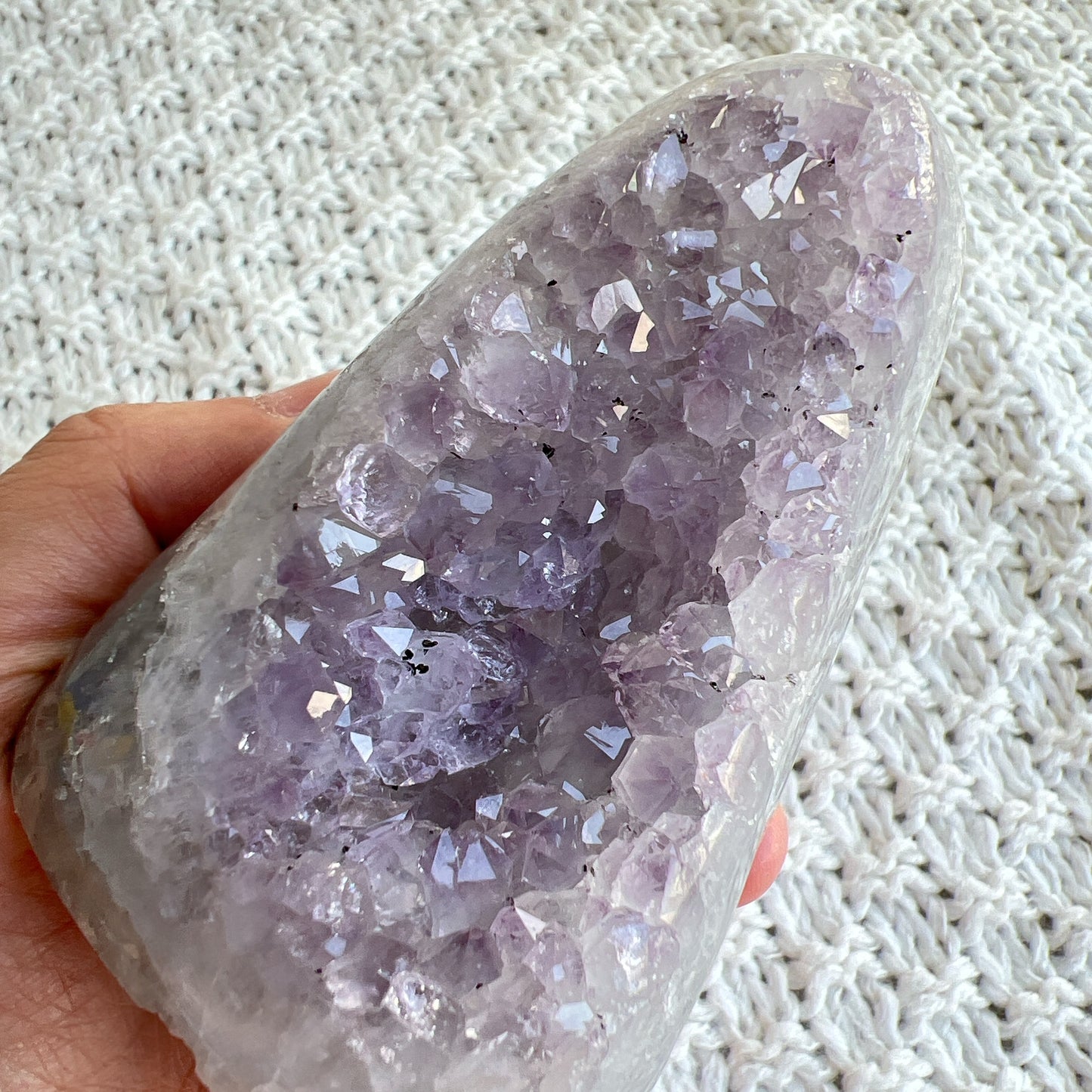 紫晶鎮

紫晶鎮是吉祥如意的寶石，放置在辦公室、客廳、書房與臥室等，都可以用以淨化室內不淨的磁場及負能量。

可以幫手串消磁、淨化、充電。

紫水晶

-代表著智慧，幫助頭腦清晰

-增加機智，提高直覺力與潛意識

-有助思考，激發創意，加強記憶力

-有「社交之石」之稱，有助於常遇貴人

-紫色光招引人緣及貴人，具有中國風水學裡「因貴得財」之意。

-加強包容心、容忍性

-舒緩緊張情緒，鎮定安神