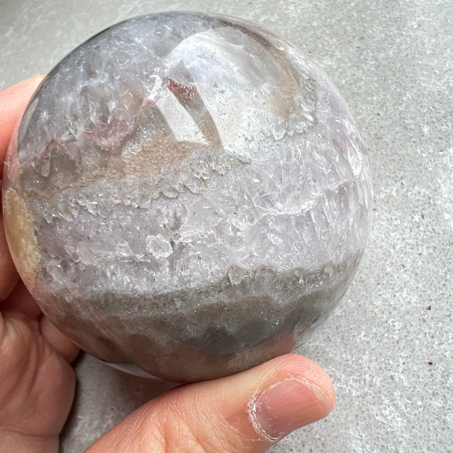 巴西紫晶開口笑球

這是一個全晶體，冇任何石皮，淡淡嘅丁香紫色，閃閃嘅晶牙，

水晶球背後還共生少量方解石。

開口笑水晶簇球是一種很多人喜愛的風水石，有招財聚財，招貴人之效用，如果想放置的位置唔容許擺設大型晶洞，這種開口笑一定會是最佳選擇😊

紫晶，一向代表著智慧，加強決策力，利人緣，對舒緩緊張情緒有幫助，促進問題解決。