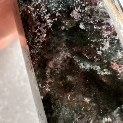 彩幽靈柱

幽靈是指內有多種顏色的火山泥或礦物質，主要有綠、紅、橙和白，包含了多種功效。

綠幽靈

-主正財，由事業，主意帶來的財富

-聚財，由辛勤努力而累積的財富

-招有助增旺事業的貴人

-平穩情緒

紅幽靈

-增加包容心與同理心

-增加理解力與包容能力

-招財的功效

-緩解疲憊，放鬆情緒

白幽靈

-淨化個人氣場

-提升記憶力