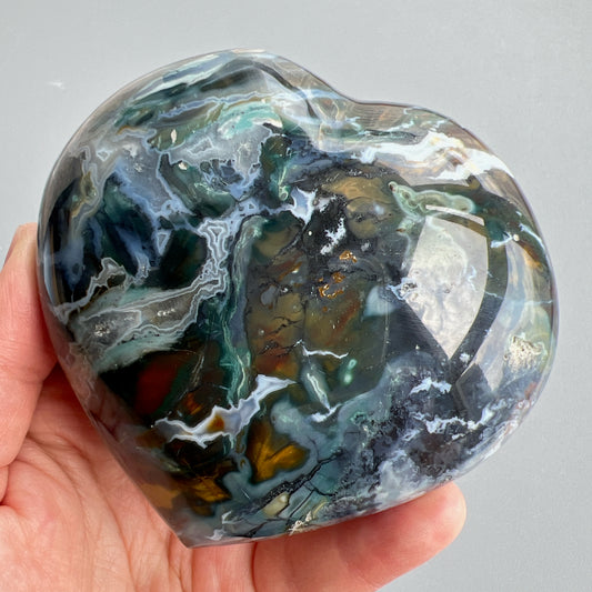 海洋碧玉 海洋碧玉又名海洋石，是馬達加斯加的特產，最初發現於沿海地區，顏色範圍廣泛，色彩多樣性，大多數是由不透明的玉髓及石英組成的，而有些部分則是半透明及結晶化的。而海洋碧玉也稱作球形碧玉(Orbicular Jasper)。 海洋碧玉是你心情覺得沮喪時的好夥伴 -穩定情緒，平衡身心 -釋除負面的自我認知 -排走負能量，令頭腦清晰 -開啟內心的快樂和滿足 Origin: Madagascar  Size : 93.9mm x 85.8mm x 41.5mm