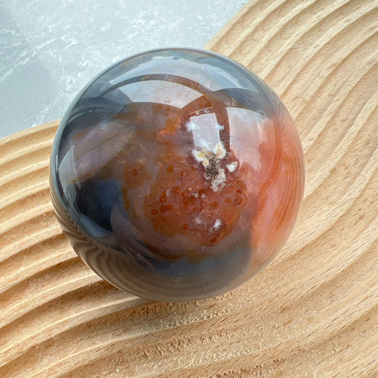 灰藍紅玉髓球

紅玉髓屬於玉髓的一種變體，因摻雜氧化鐵而顯色。紅玉髓的顏色多樣，色澤最亮的顯橙白色，而最暗的接近黑色。